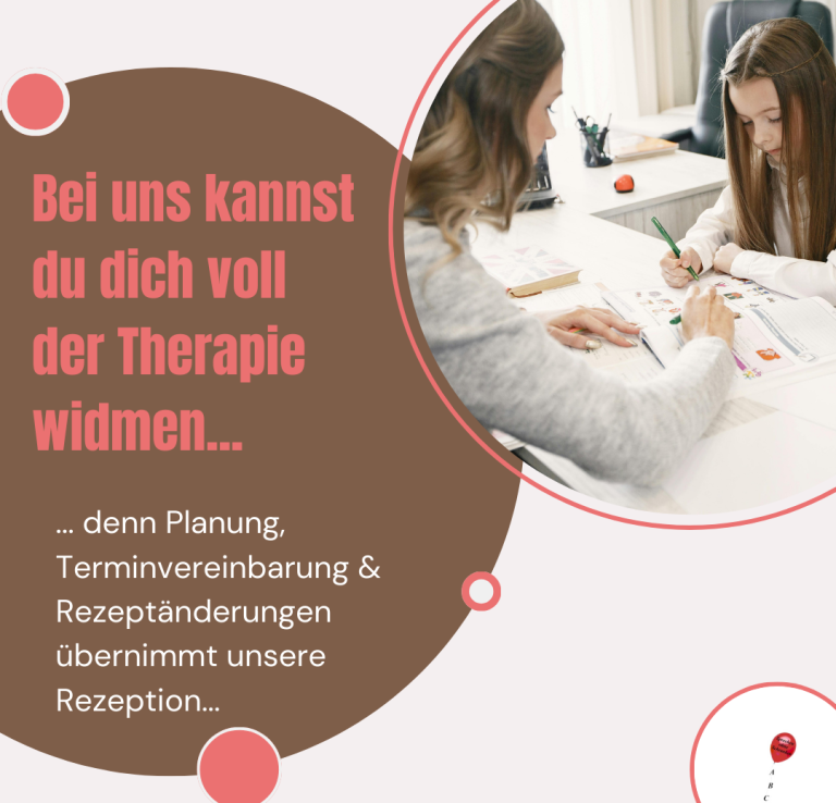 Junge Frau spricht lächelnd über Therapiemöglichkeiten und Rezeption.